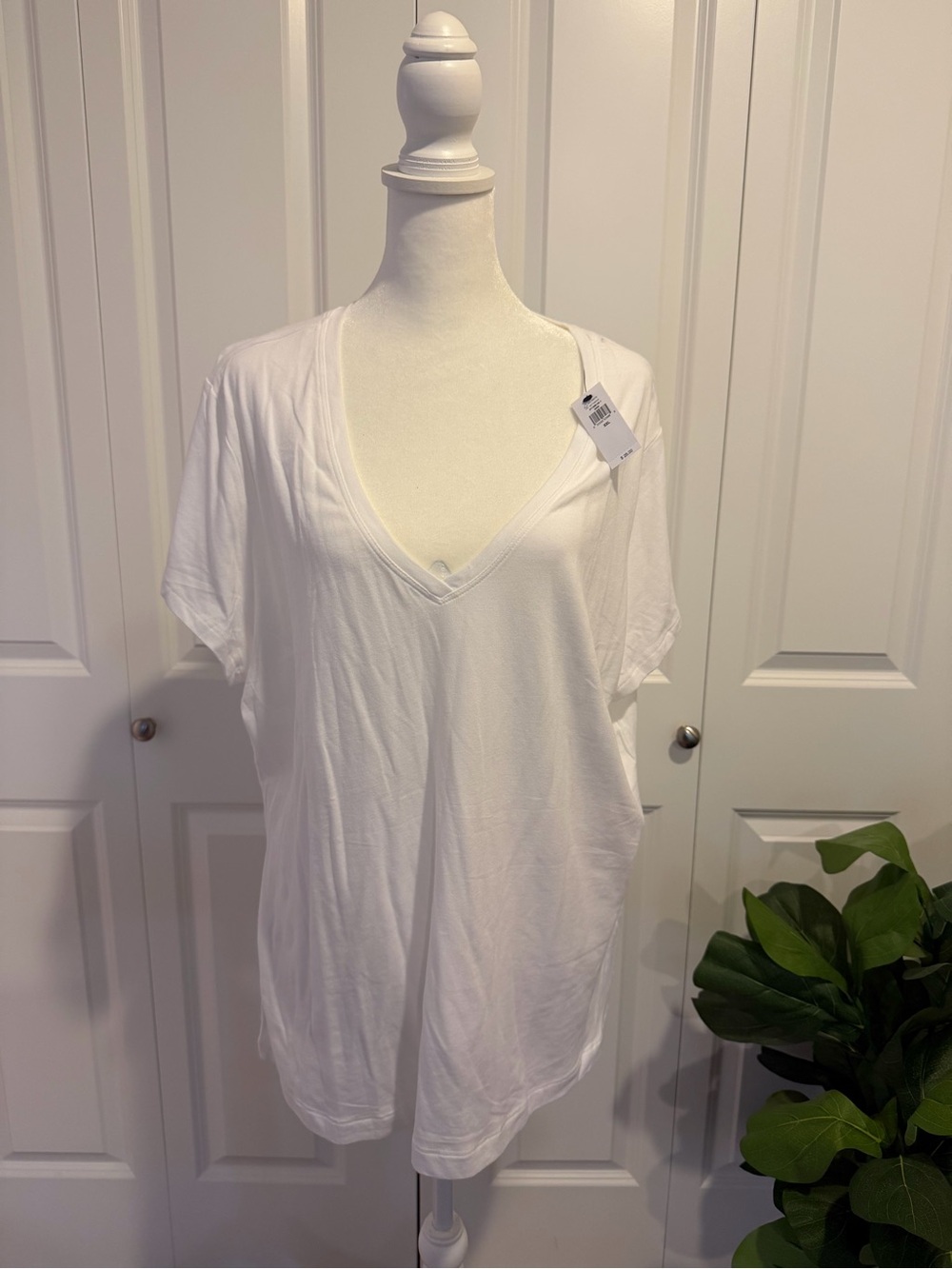Banana Republic White V-Neck Short Sleeve Tee